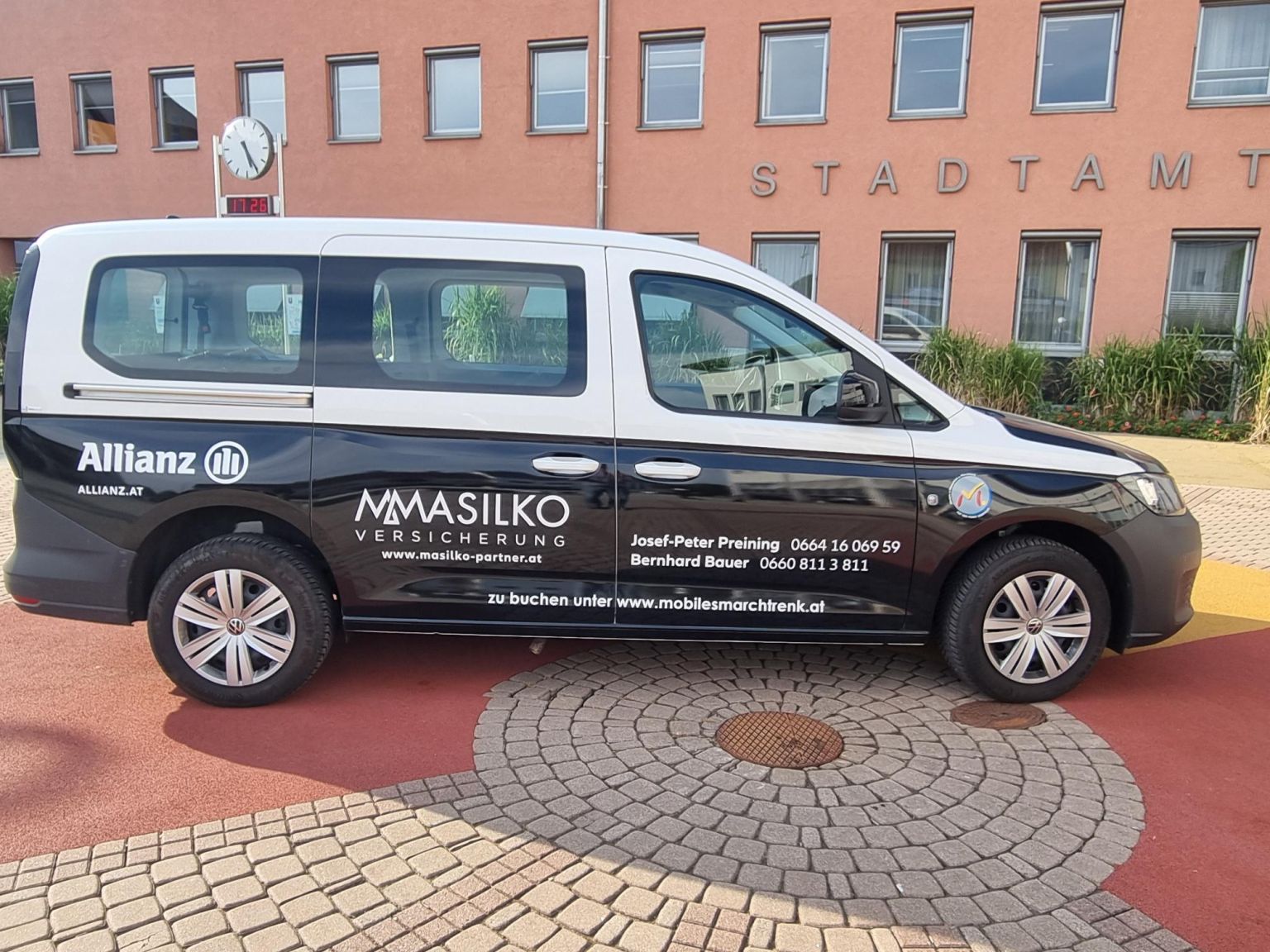 rollstuhlgerechter Caddy auf dem Stadtplatz in Marchtrenk